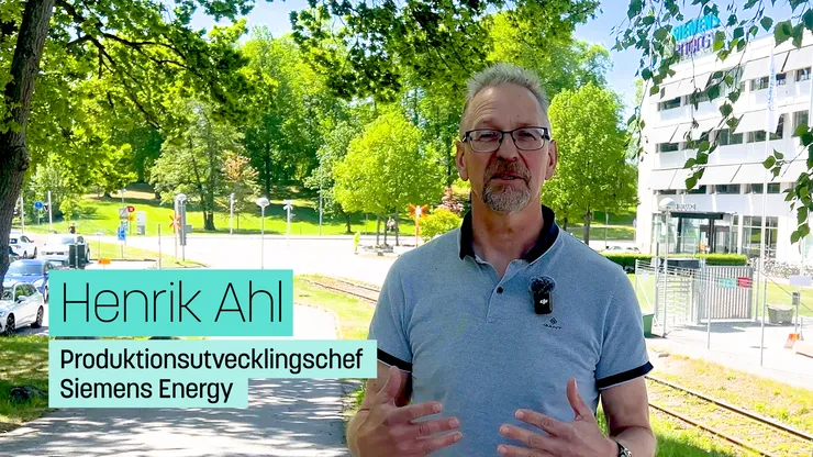 Man som genomför en intervju