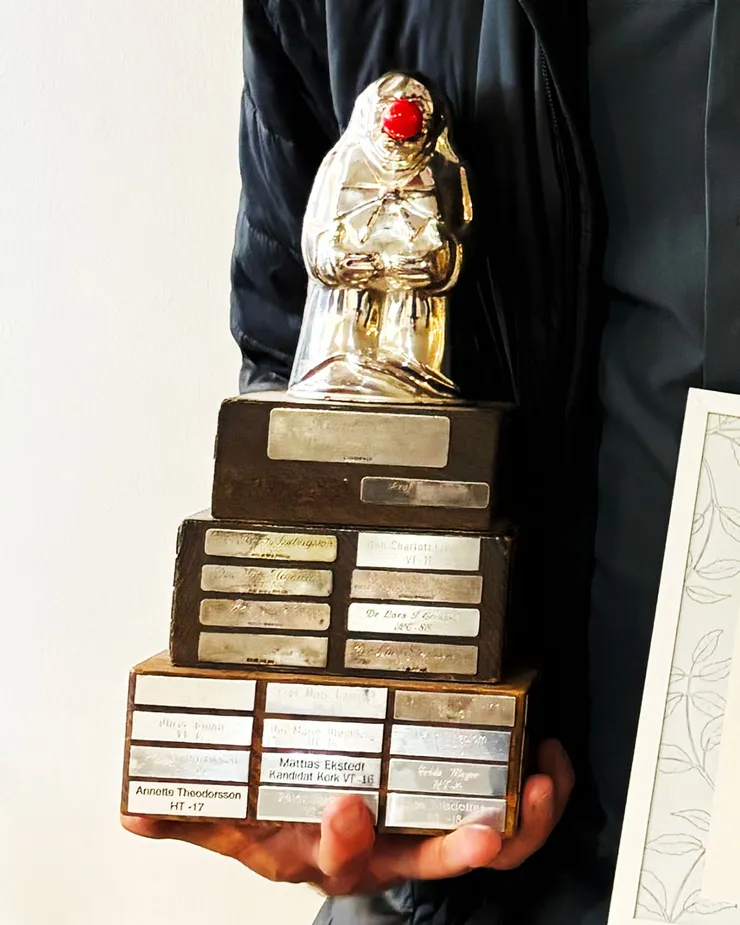 Vandringspris, en figur i guld med röd näsa.