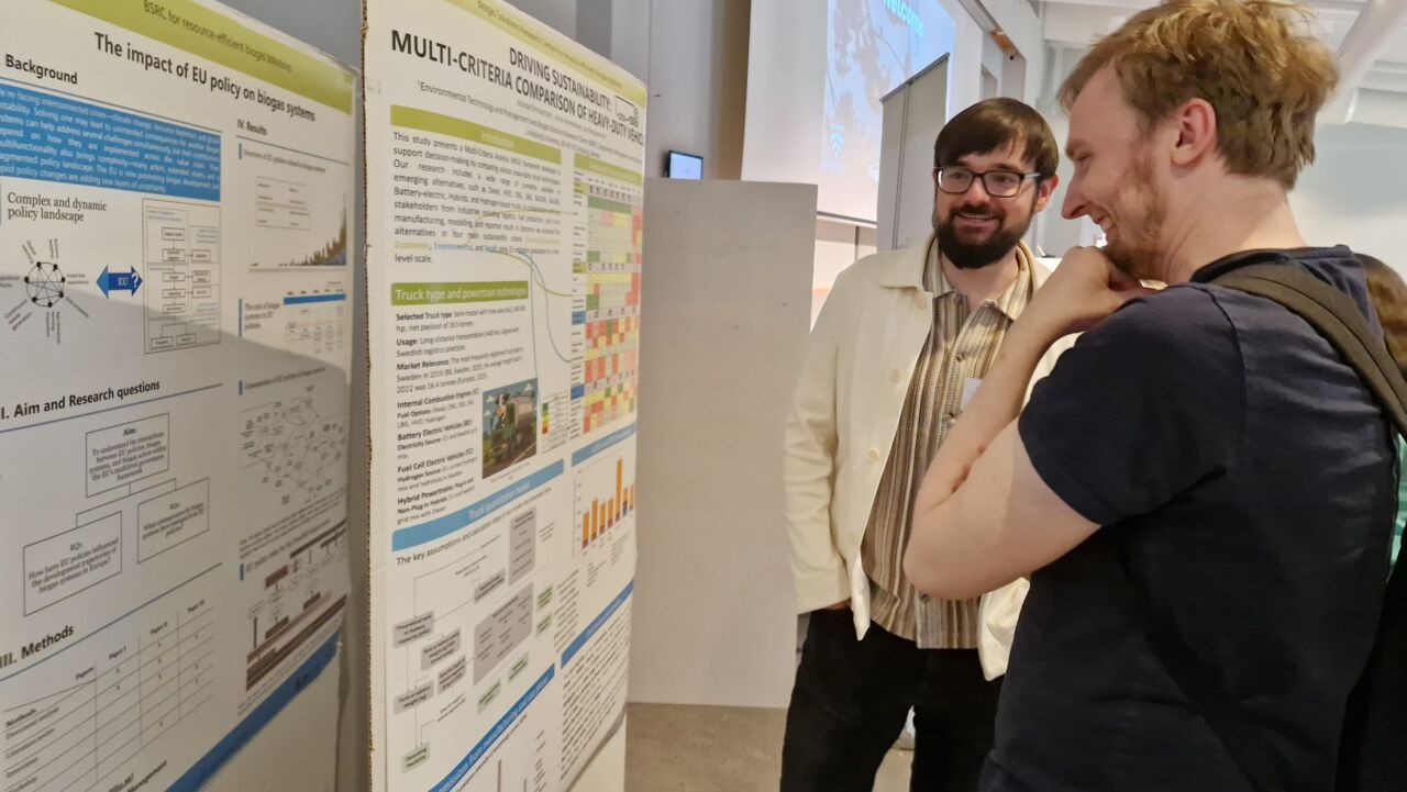 Konrad Smolarczyk presenterar sitt nya beslutsstöd för hållbara transportval.