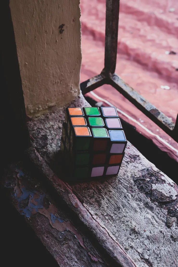 Rubiks kub på en sliten fönsterkarm, 