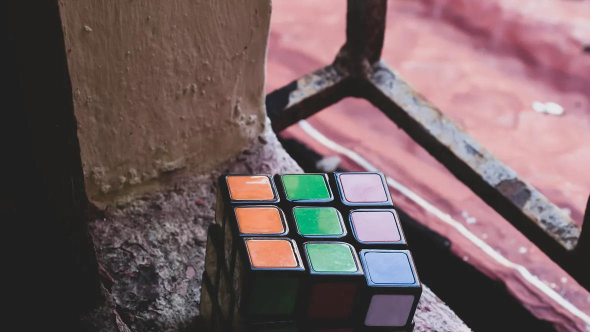 Rubiks kub på en sliten fönsterkarm, 