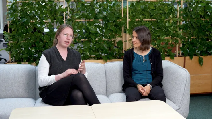 Två personer sitter i en soffa