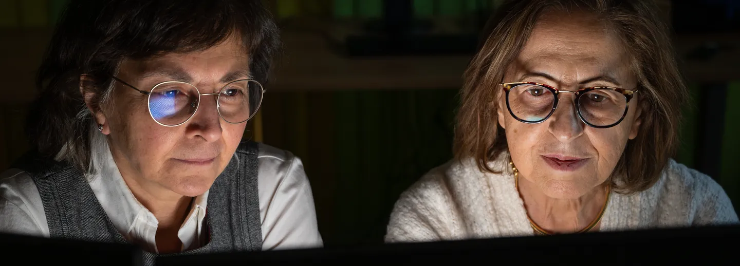 Två personer (Simin Nadjm-Tehrani och Elisa Bertino) framför dator.