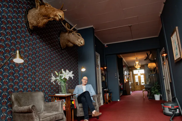 Lars Jämterud i hotellmiljö.