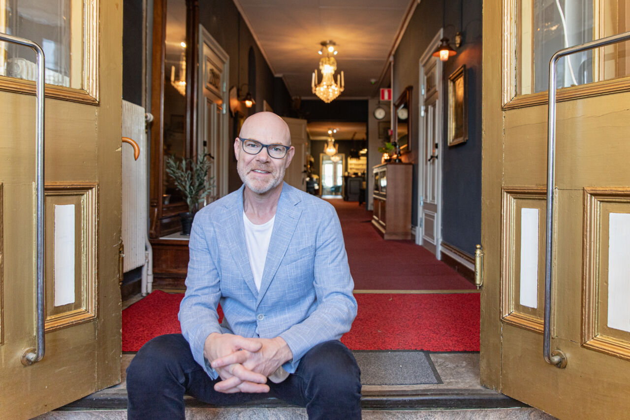 Lars Jämterud is sitting on the steps of a hotel in Linköping.