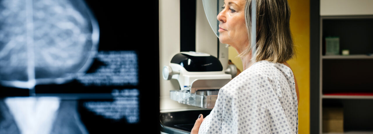 En kvinna på en mammografimottagning