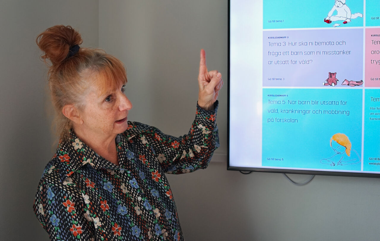 Ann-Charlotte Münger framför en skärm.