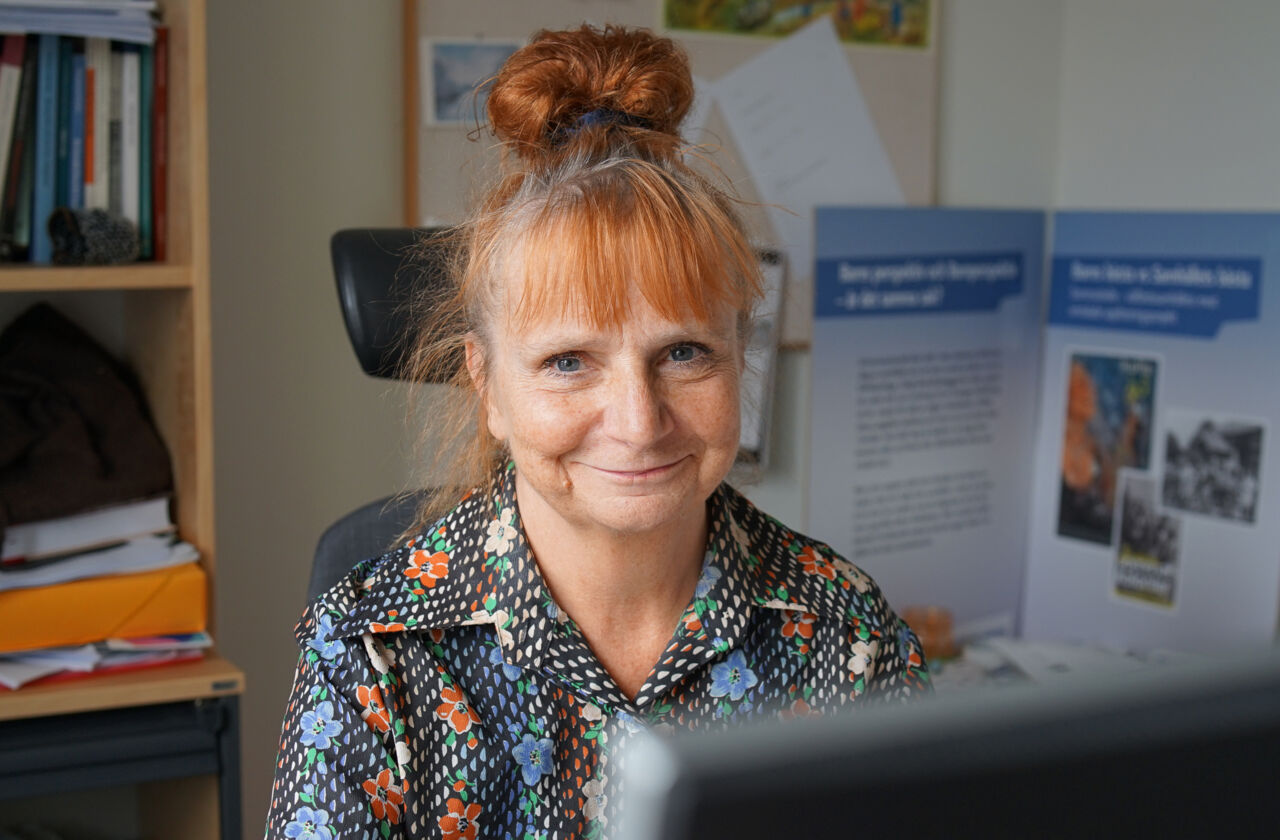 Ann-Charlotte Münger vid datorn.