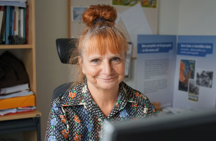 Ann-Charlotte Münger vid datorn.