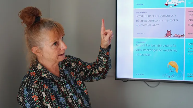 Ann-Charlotte Münger framför en skärm.
