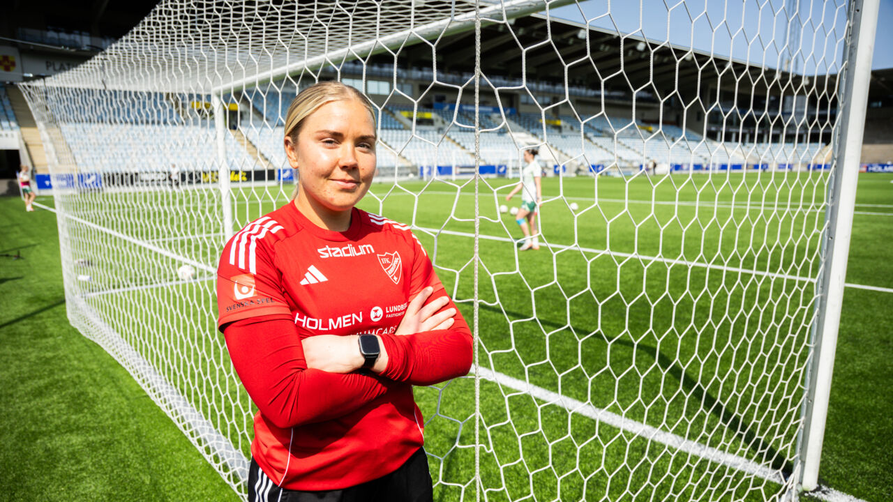 Målvakt med armarna i kors