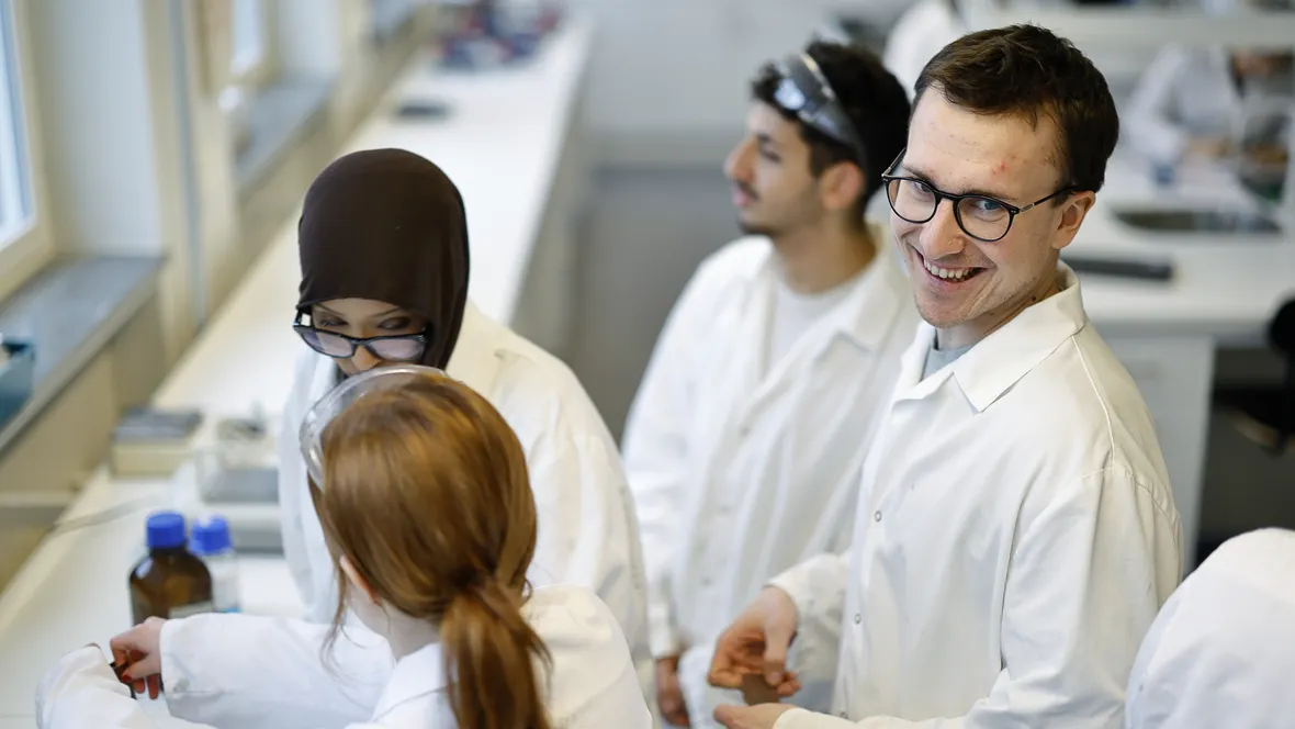 Gymnasielever och lärare på kemilaboration.