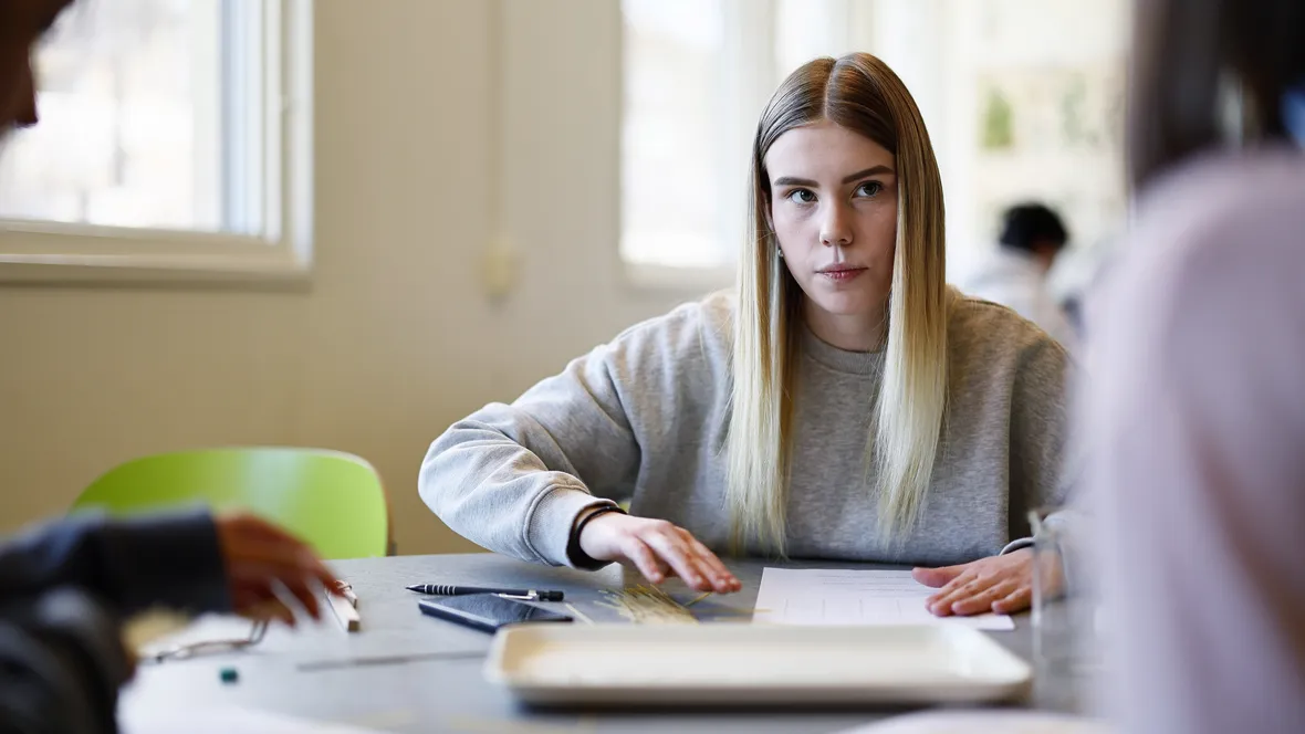 Gymnasieelev på biologilektion.
