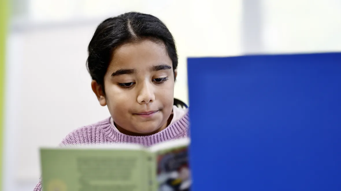 Lågstadieelev läser.