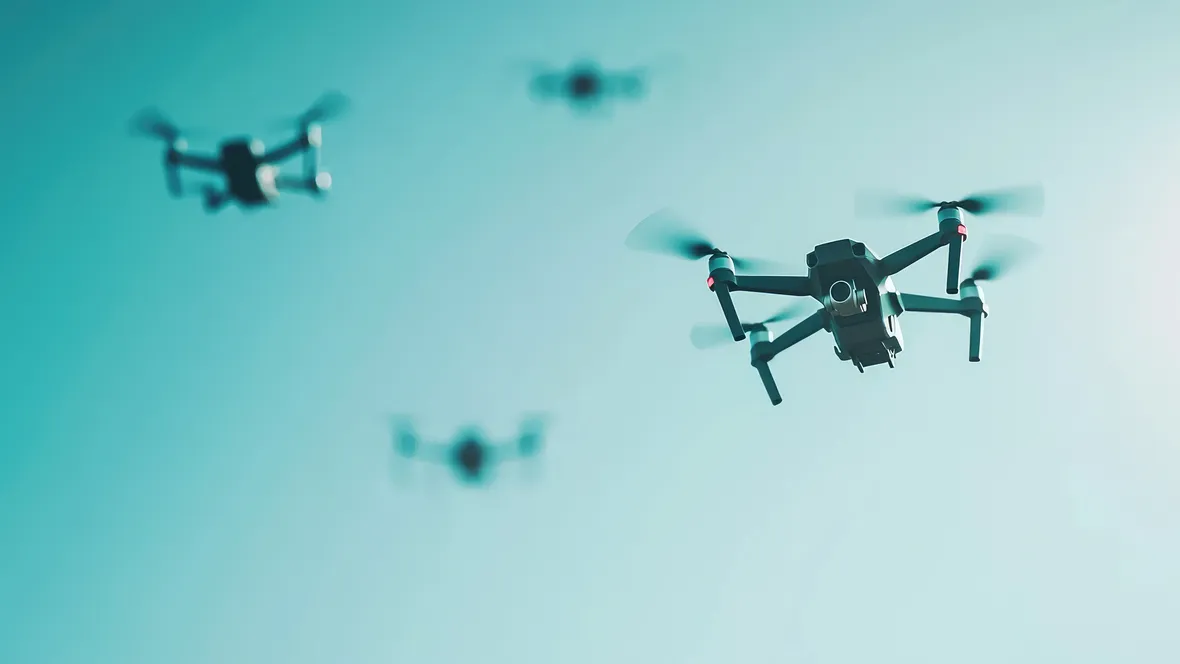 Drönare mott grön himmel