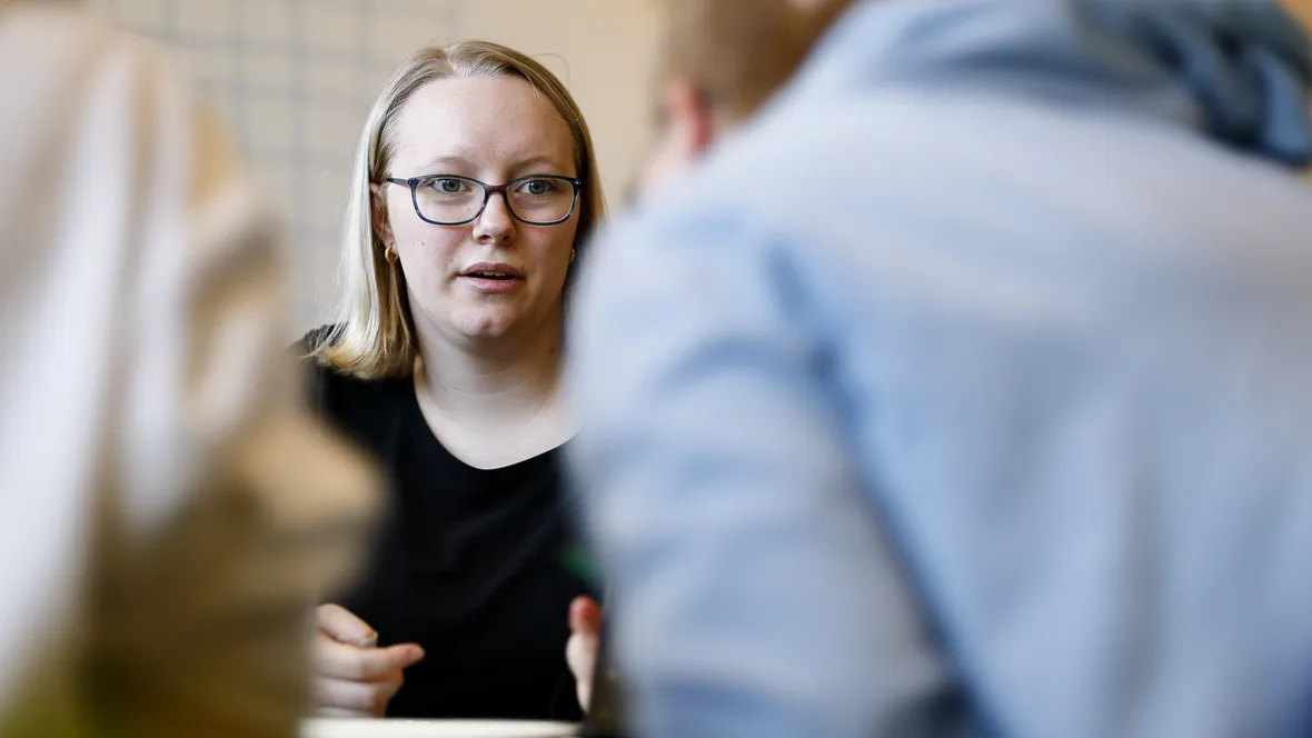 Gymnasieelev pratar med klasskamrater.