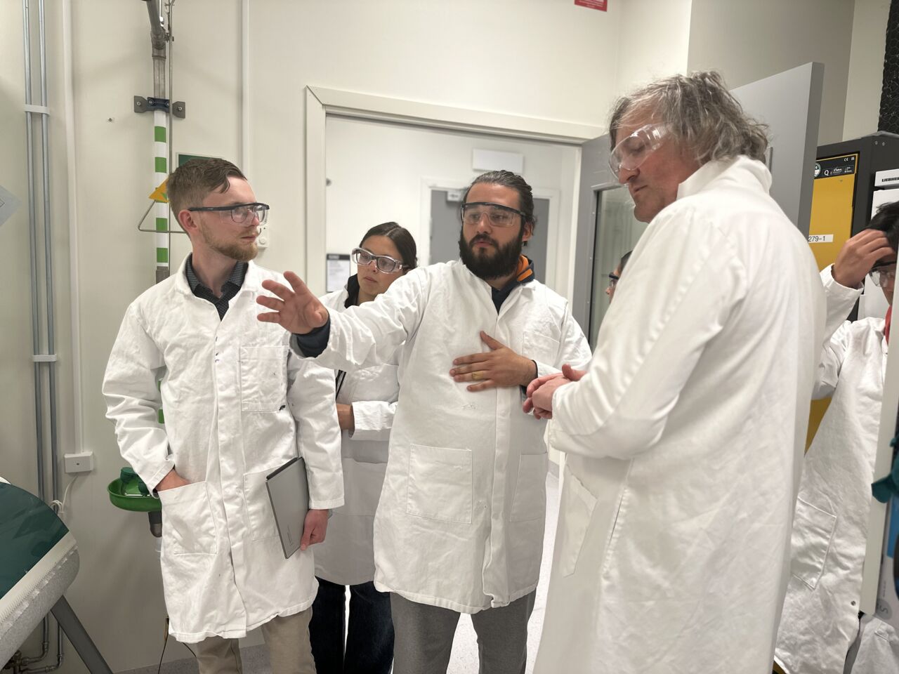 Studenter from the course From Lab to Market participate in a tour of the lab