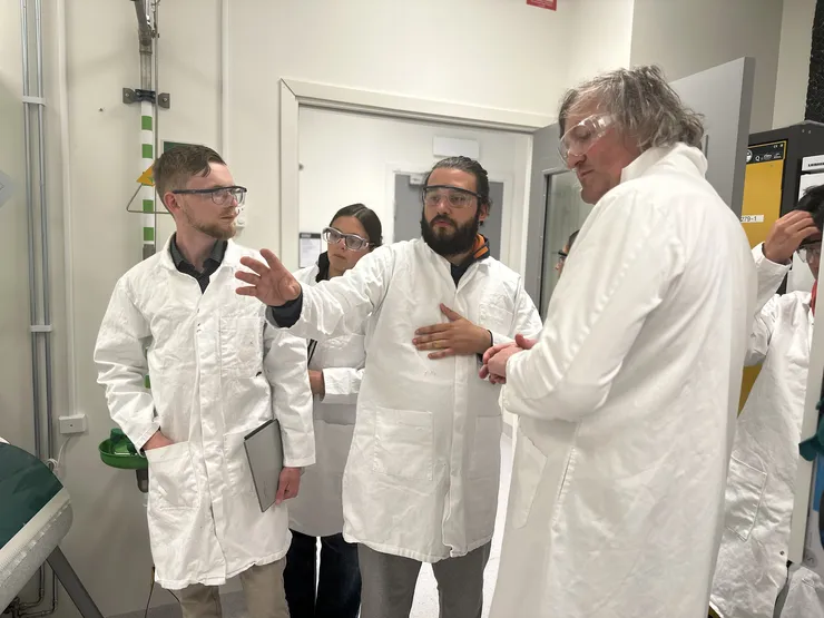 Studenter från kursen From Lab to Market deltar i rundvandring i labbet