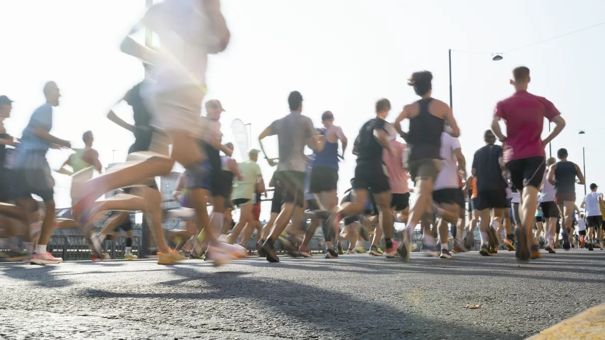 En grupp människor som joggar