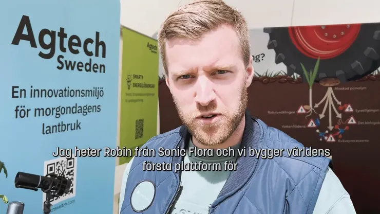 En person blir intervjuad.