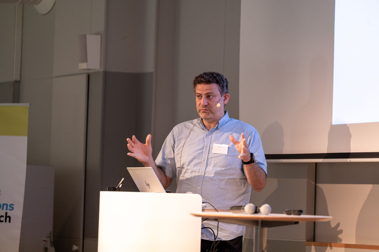 Roozbeh Feiz presenterar sin forskning om hur matavfall kan omvandlas till värdefull biogas.