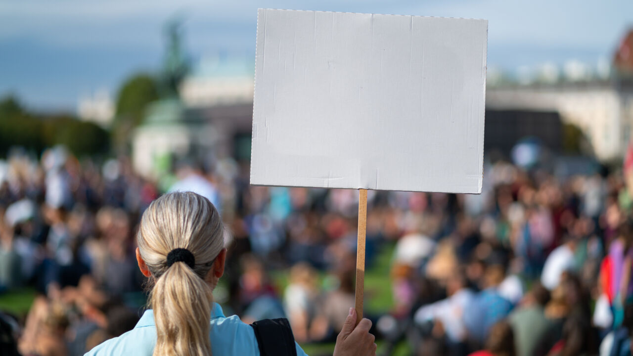 Människor protesterar.
