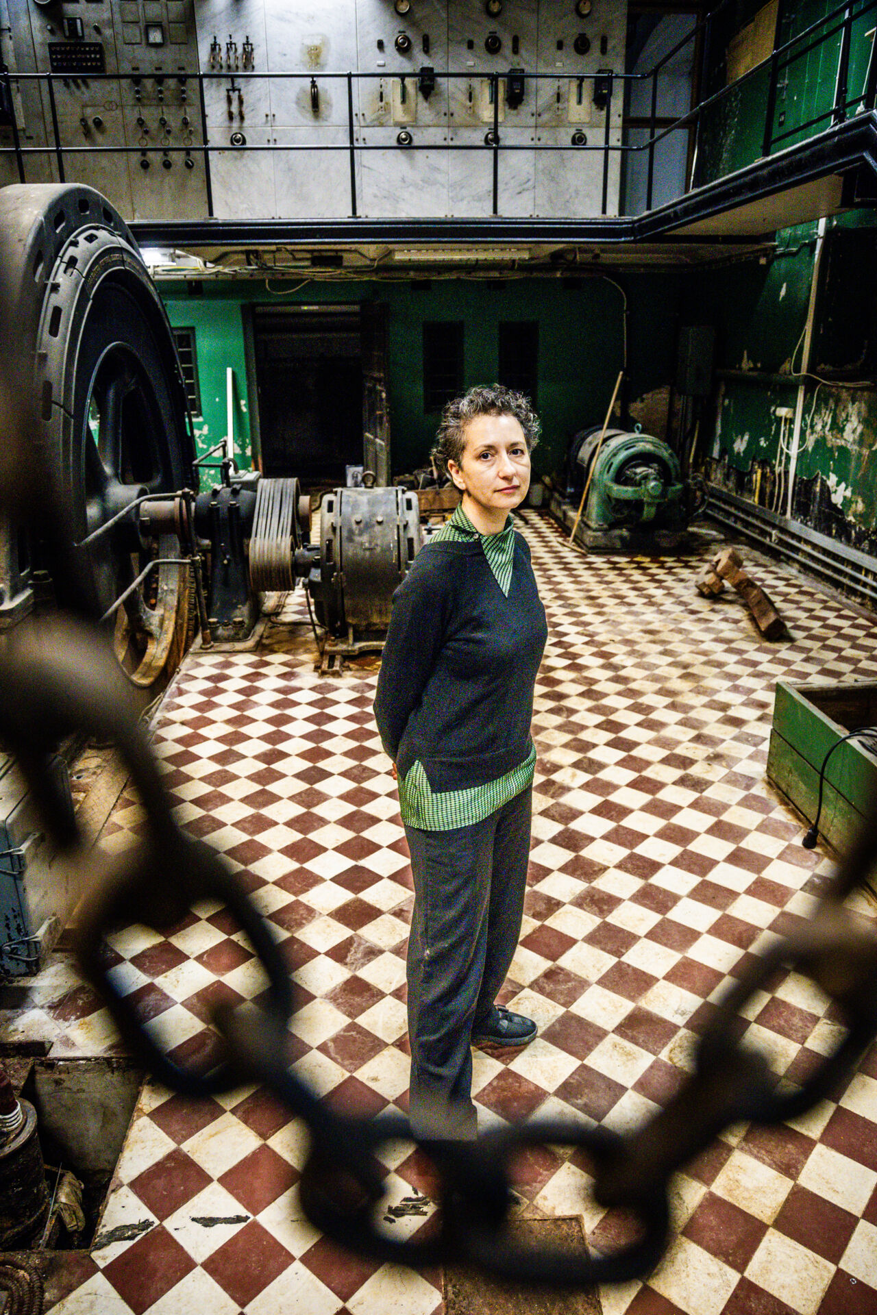 Theopisti Stylianou-Lambert, gästprofessor i Moa Martinsons namn står i ett bevarat gammalt maskinrum i Kåkenhus