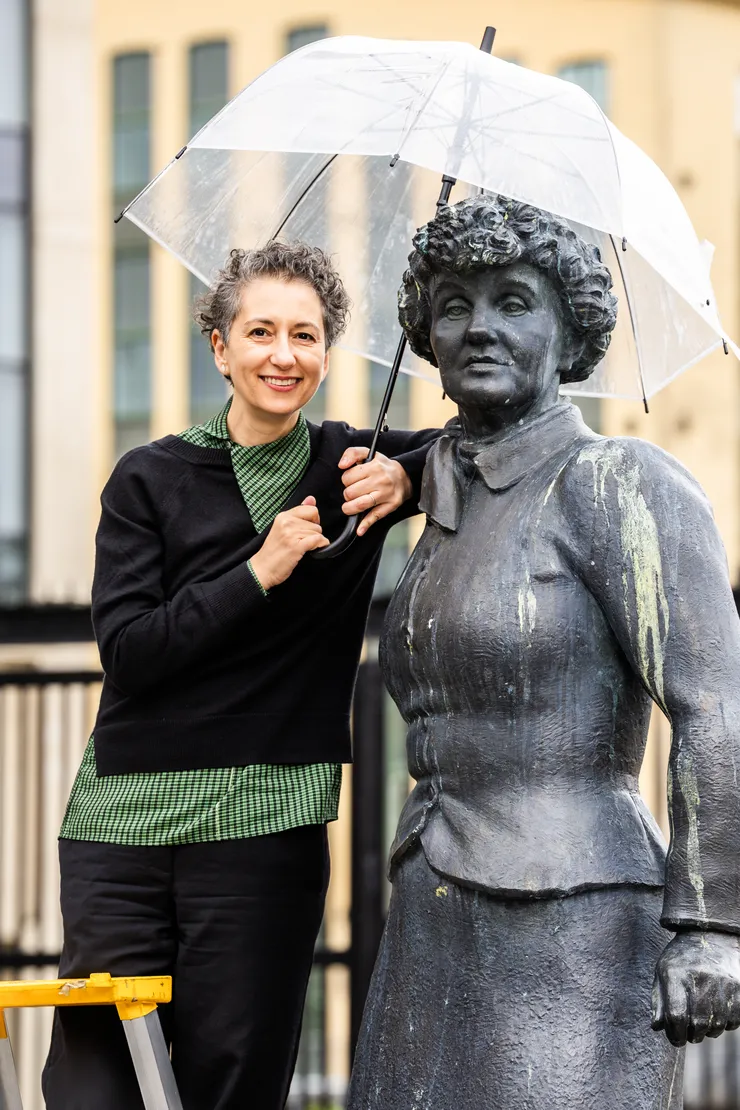 Theopisti Stylianou-Lambert at the Moa Martinson statue in Norrköping.