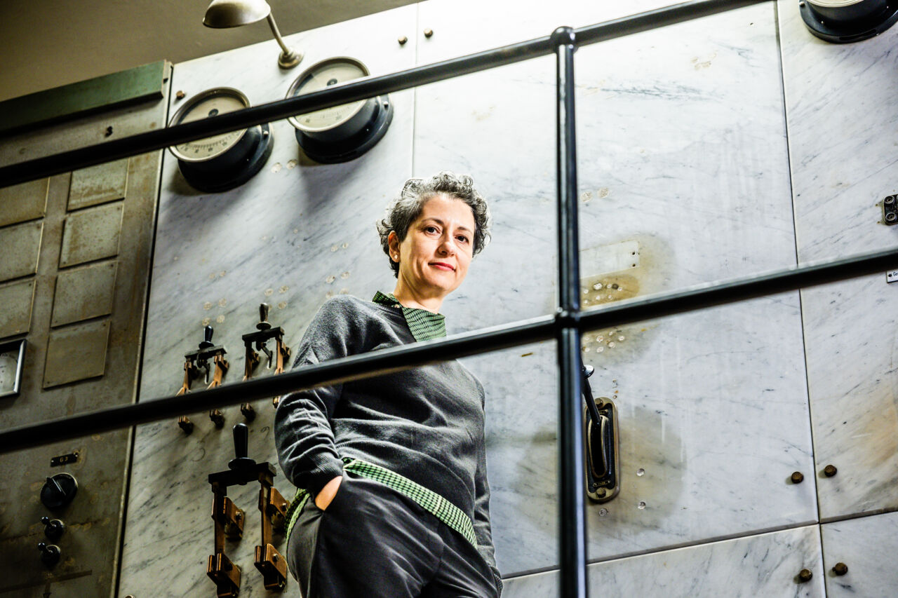 Theopisti Stylianou-Lambert, gästprofessor i Moa Martinsons namn står i ett bevarat gammalt maskinrum i Kåkenhus – en del av industrilandskapet i Norrköping.