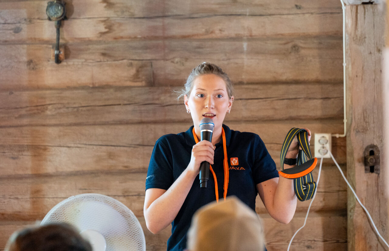 En person presenterar framför en PowerPoint-bild under den ultimata ungdomsträffen på Abbotnäs Säteri