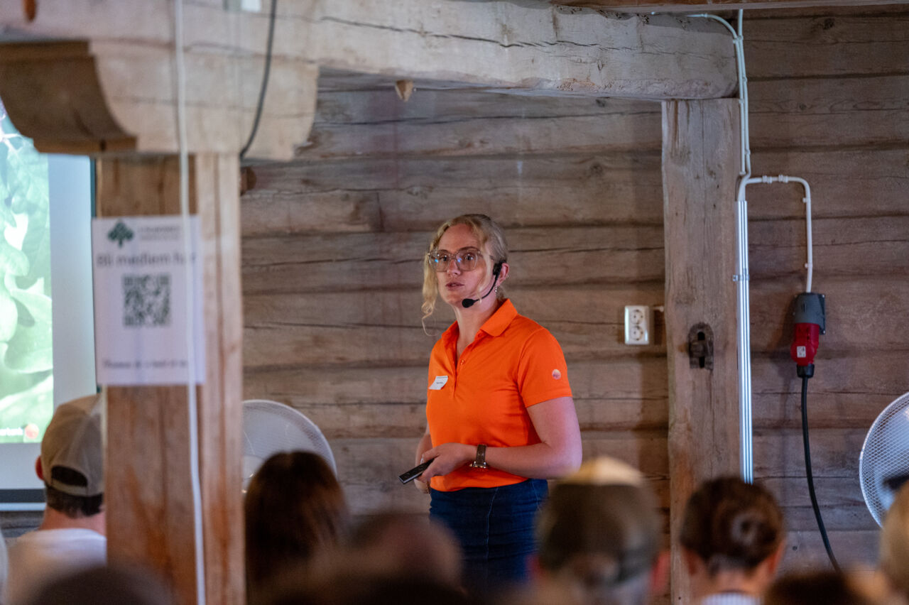 En person presenterar framför en PowerPoint-bild under den ultimata ungdomsträffen på Abbotnäs Säteri