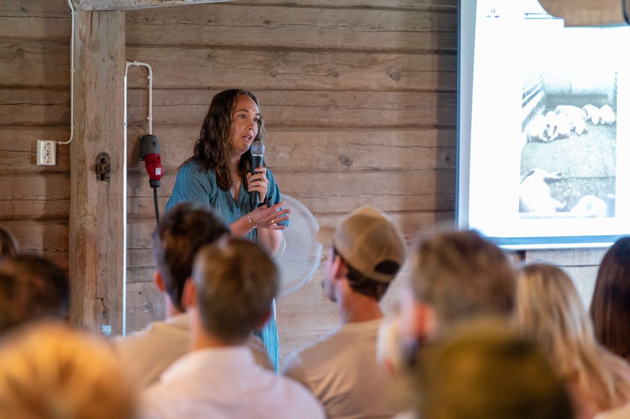 En person presenterar framför en PowerPoint-bild under den ultimata ungdomsträffen på Abbotnäs Säteri