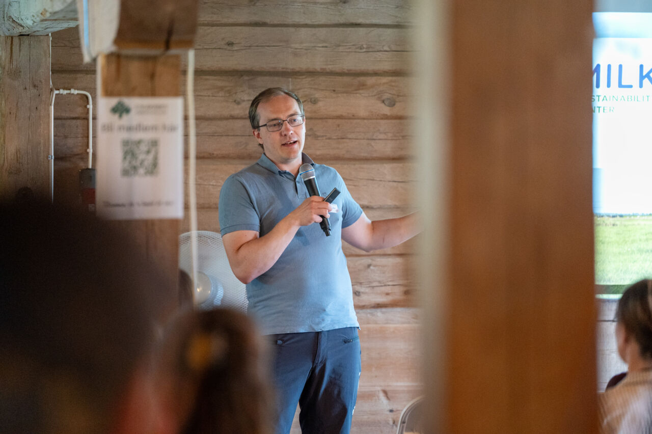 En person presenterar framför en PowerPoint-bild under den ultimata ungdomsträffen på Abbotnäs Säteri