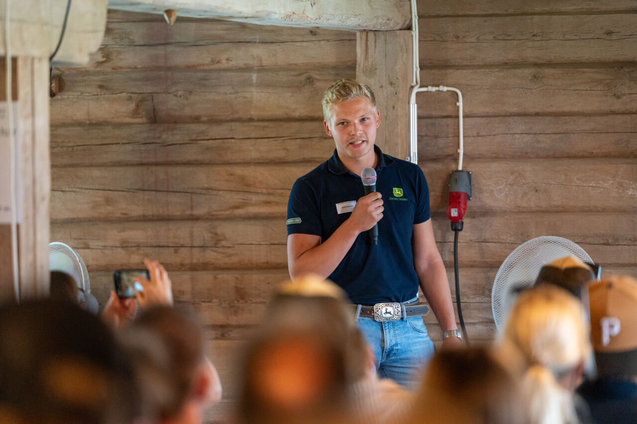 En person presenterar framför en PowerPoint-bild under den ultimata ungdomsträffen på Abbotnäs Säteri