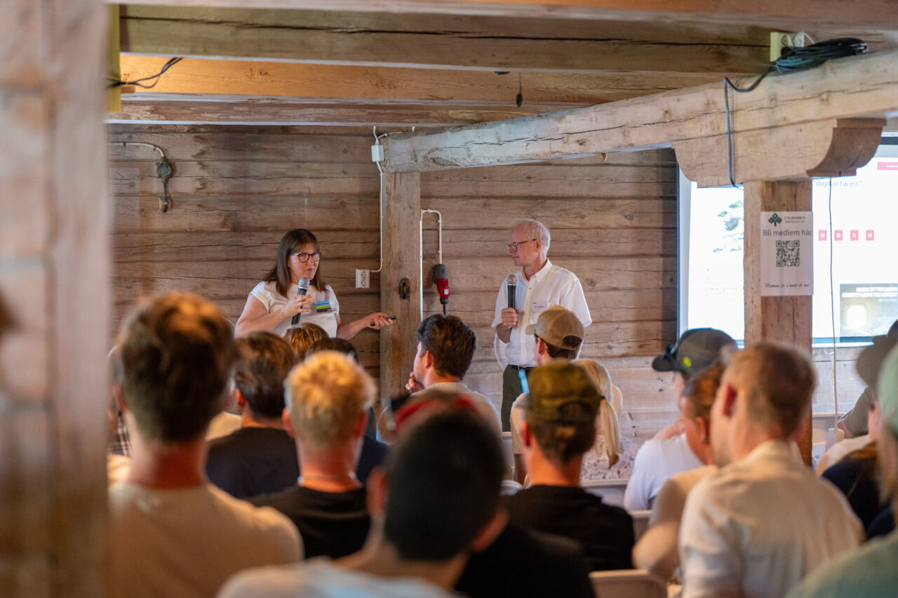 En person presenterar framför en PowerPoint-bild under den ultimata ungdomsträffen på Abbotnäs Säteri