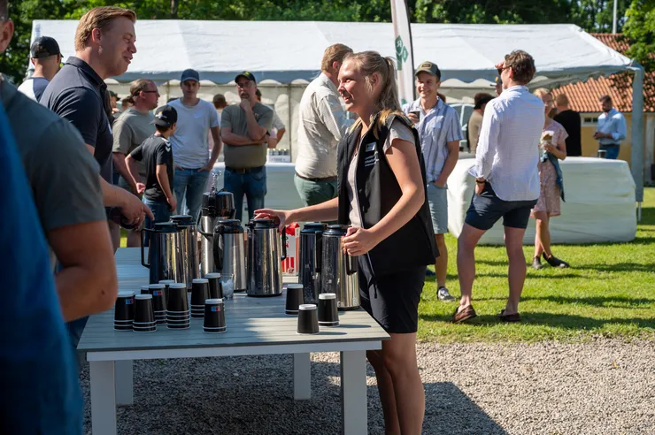 Folk minglar på den ultimata ungdomsträffen.