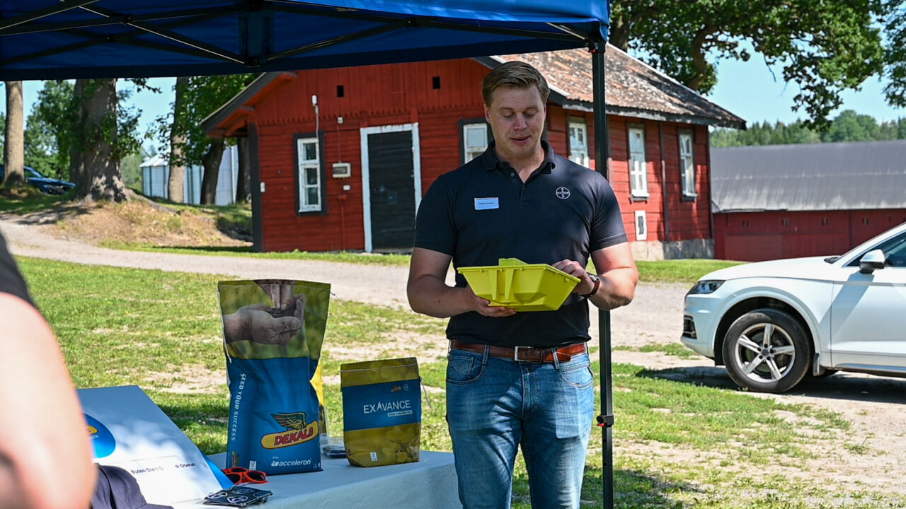 Demovisningar under den ultimata ungdomsträffen på Abbotnäs Säteri, där presentatörer visar upp olika produkter och digitala lösningar för engagerade deltagare.