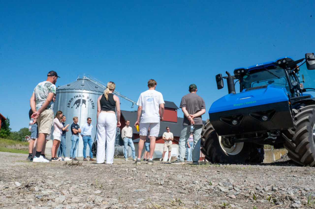 Demovisningar under den ultimata ungdomsträffen på Abbotnäs Säteri, där presentatörer visar upp olika produkter och digitala lösningar för engagerade deltagare.