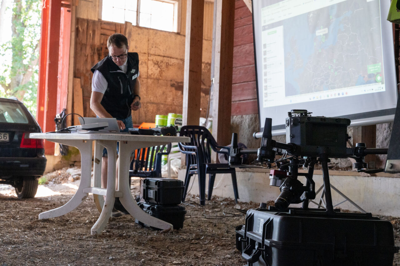 Demovisningar under den ultimata ungdomsträffen på Abbotnäs Säteri, där presentatörer visar upp olika produkter och digitala lösningar för engagerade deltagare.