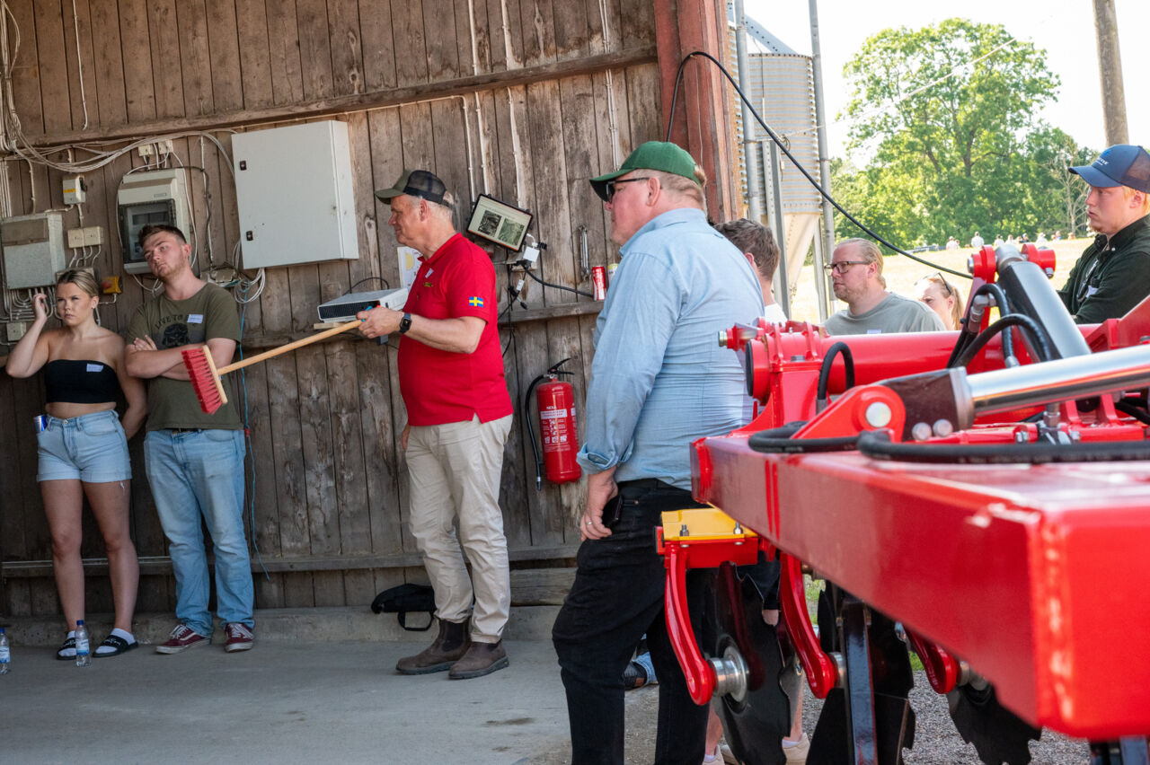 Demovisningar under den ultimata ungdomsträffen på Abbotnäs Säteri, där presentatörer visar upp olika produkter och digitala lösningar för engagerade deltagare.