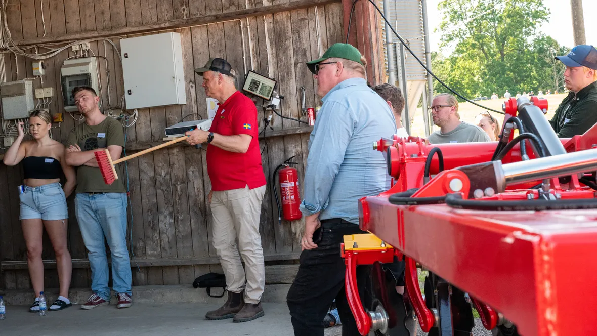 Demovisningar under den ultimata ungdomsträffen på Abbotnäs Säteri, där presentatörer visar upp olika produkter och digitala lösningar för engagerade deltagare.