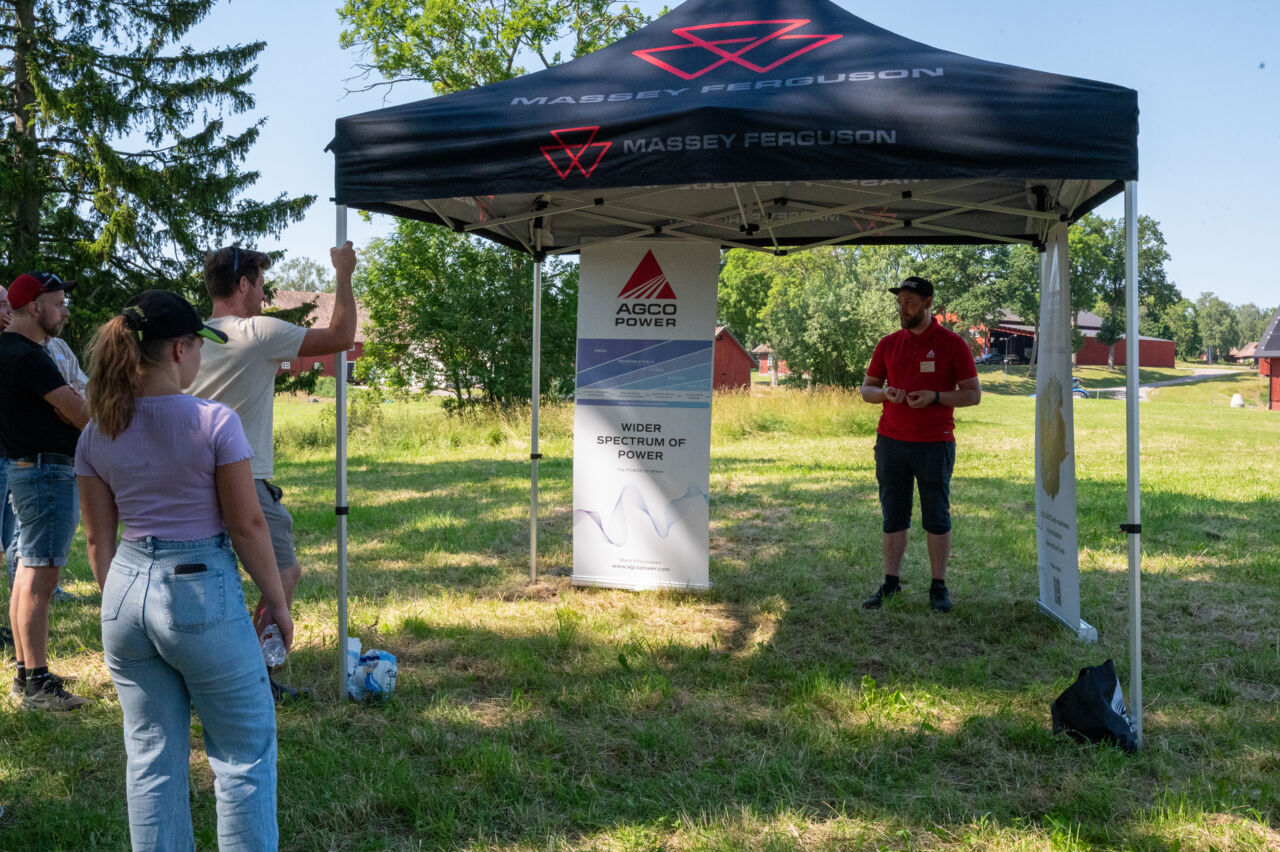 Demovisningar under den ultimata ungdomsträffen på Abbotnäs Säteri, där presentatörer visar upp olika produkter och digitala lösningar för engagerade deltagare.