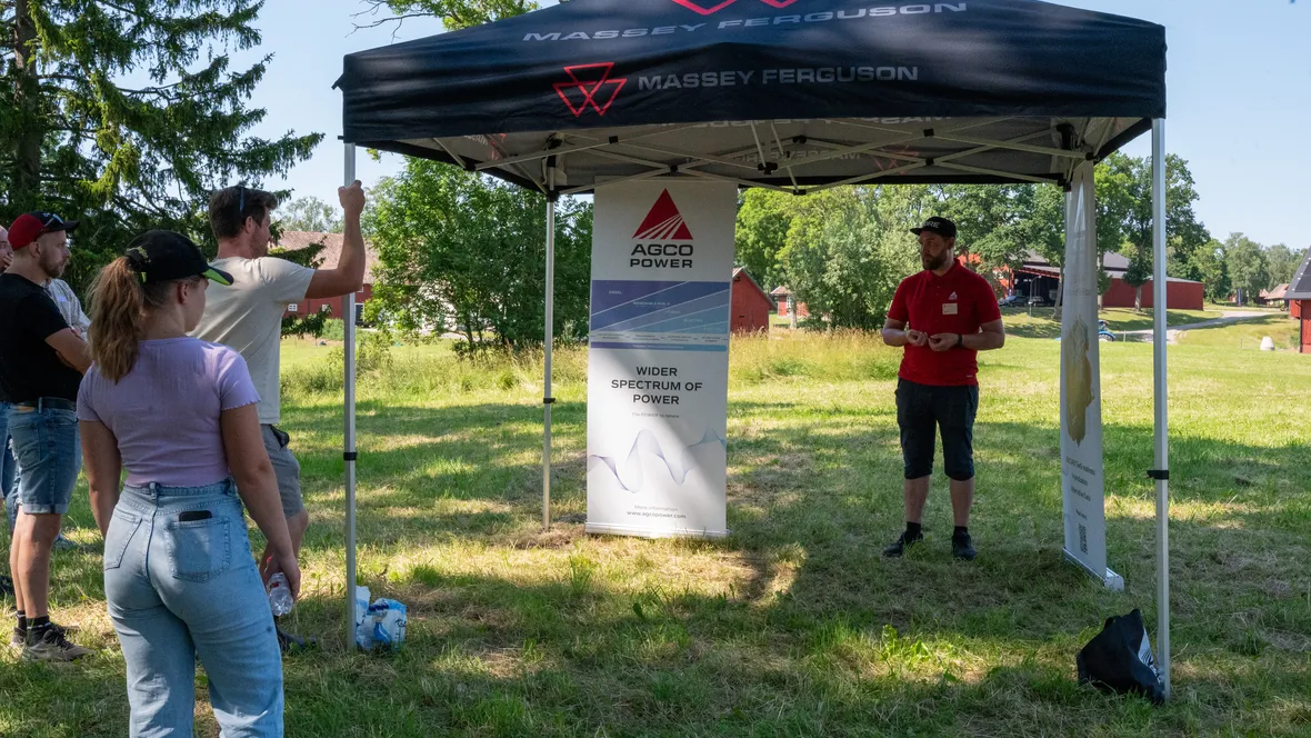 Demovisningar under den ultimata ungdomsträffen på Abbotnäs Säteri, där presentatörer visar upp olika produkter och digitala lösningar för engagerade deltagare.