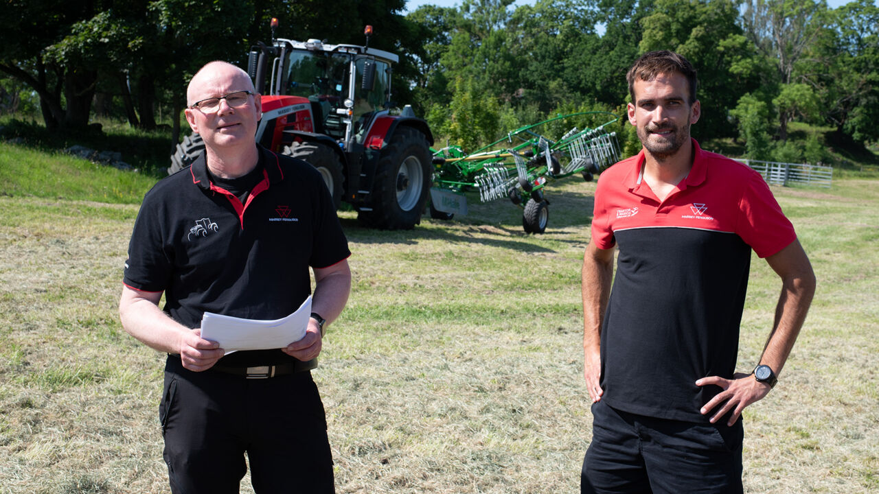 Två personer står framför kameran. i bakgrunden massey Ferguson traktor.