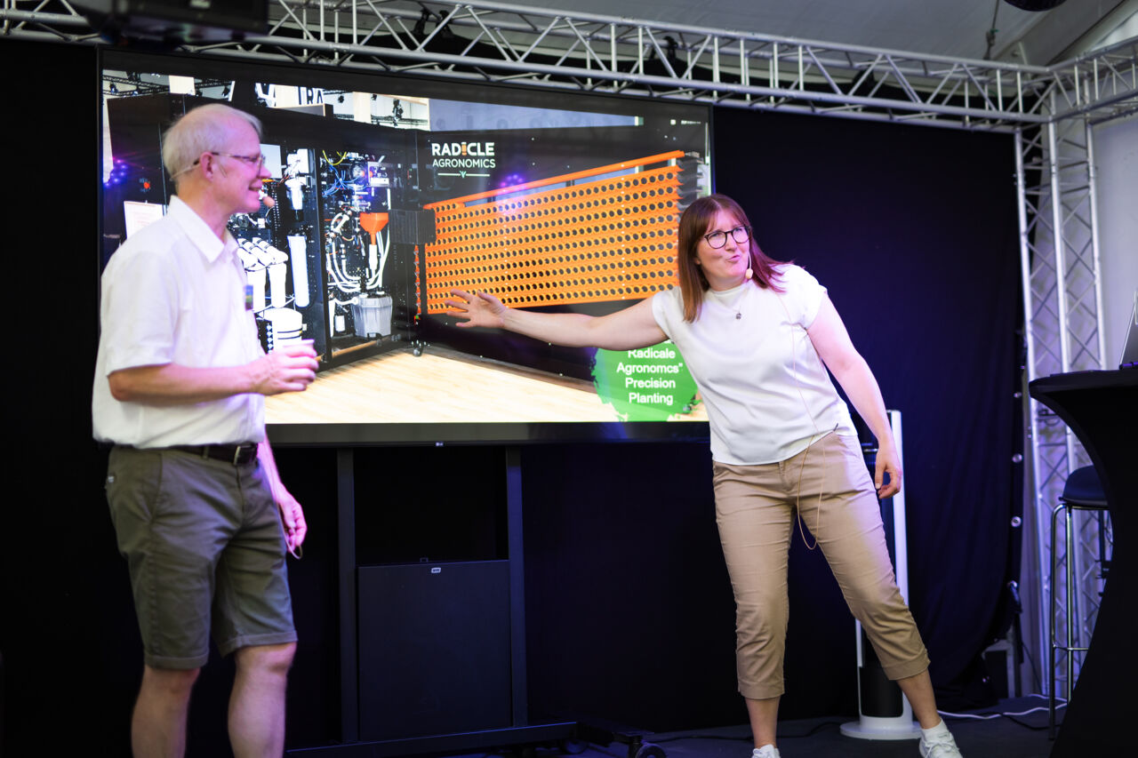 Per Frankelius och Karolina Muhrman står framför en skärm och föreläser.