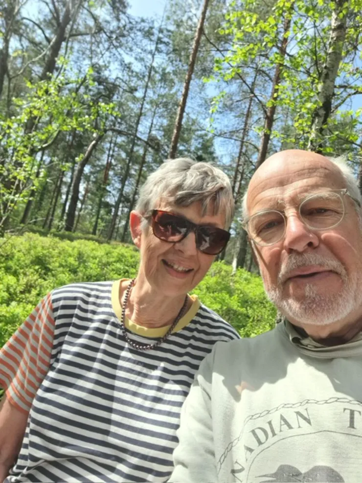 En kvinna och en man i en vårskog