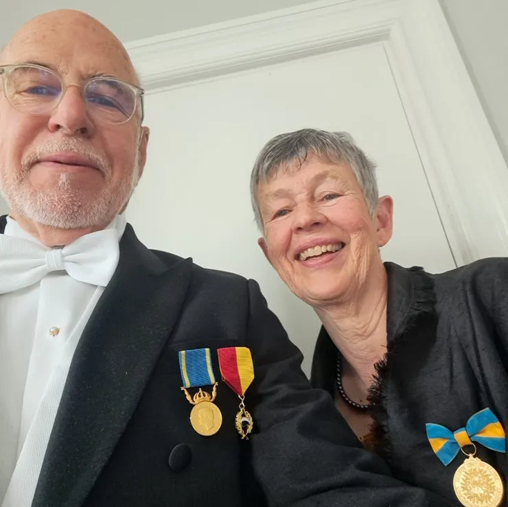 en man och en kvinna med frack och festklänning
