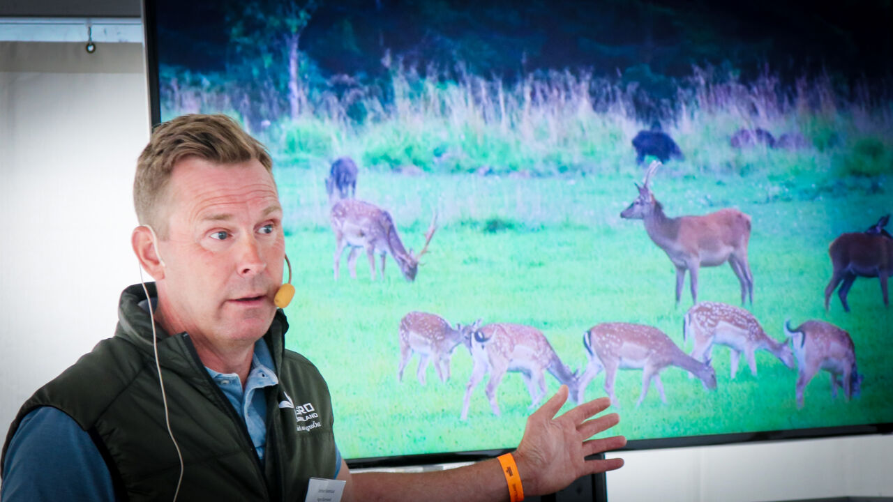 Man föreläser vid bild på hjortar.