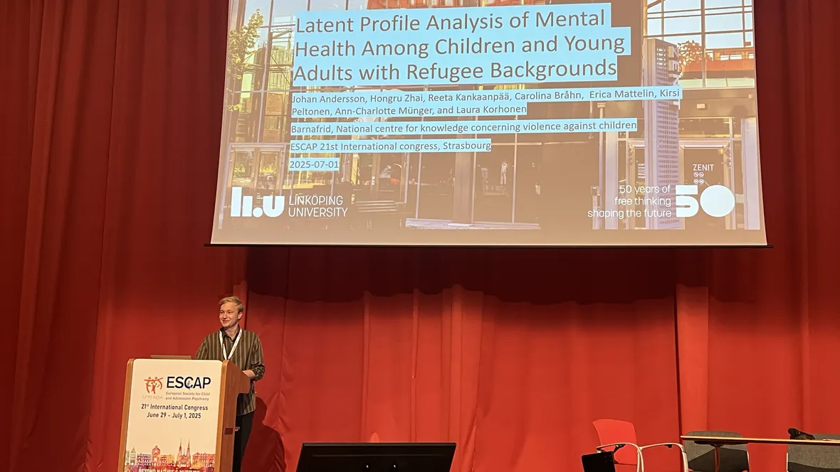 Johan Andersson presenterar sin studie om psyksk hälsa bland barn och unga med flyktingbakgrund i Sverige. 