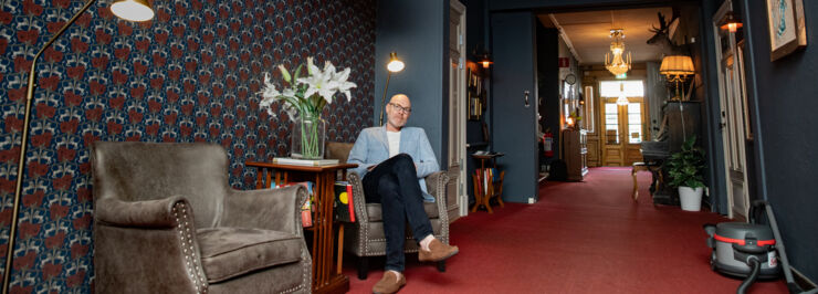 A man (Lars Jämterud) in a hotel environment